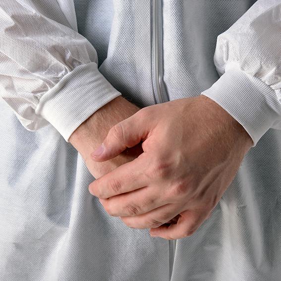 Guardapolvos impermeables disponibles encapuchados respirables para el laboratorio médico